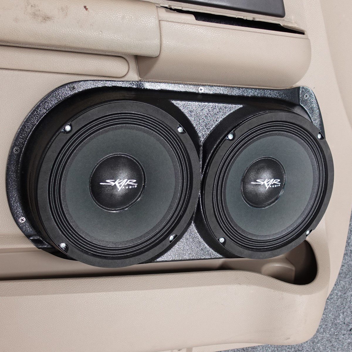 Custom Speaker Pods Dual 8" Speaker Pods for 2003-2006 Ford Expedition customer image Speaker Upgrade for the Front Door of your 2003-2006 Ford Expedition. Easy installation of a Dual 8" Midrange for the most powerful car stereo possible.