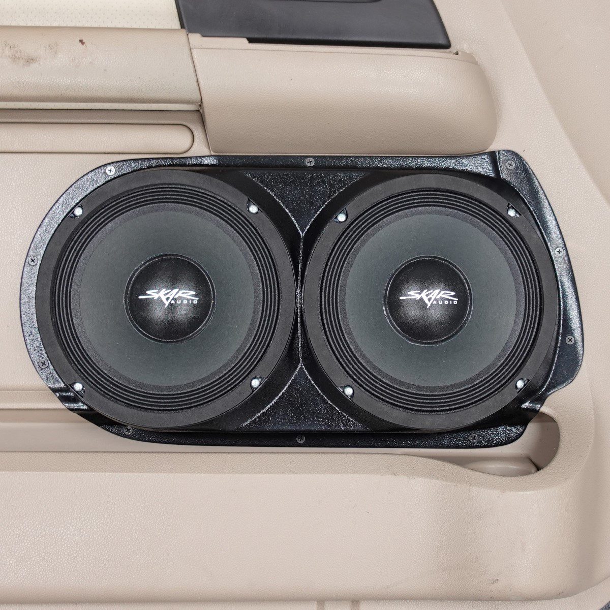 Custom Speaker Pods Dual 8" Speaker Pods for 2003-2006 Ford Expedition center ortho Speaker Upgrade for the Front Door of your 2003-2006 Ford Expedition. Easy installation of a Dual 8" Midrange for the most powerful car stereo possible.
