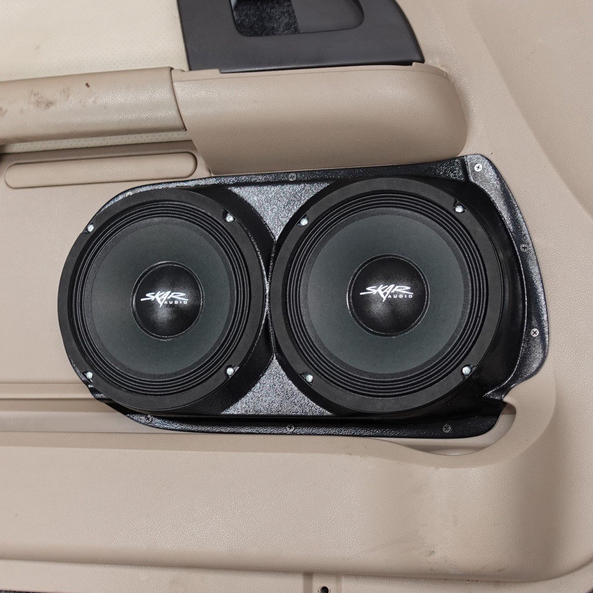 Custom Speaker Pods Dual 8" Speaker Pods for 2003-2006 Ford Expedition right 1 Speaker Upgrade for the Front Door of your 2003-2006 Ford Expedition. Easy installation of a Dual 8" Midrange for the most powerful car stereo possible.