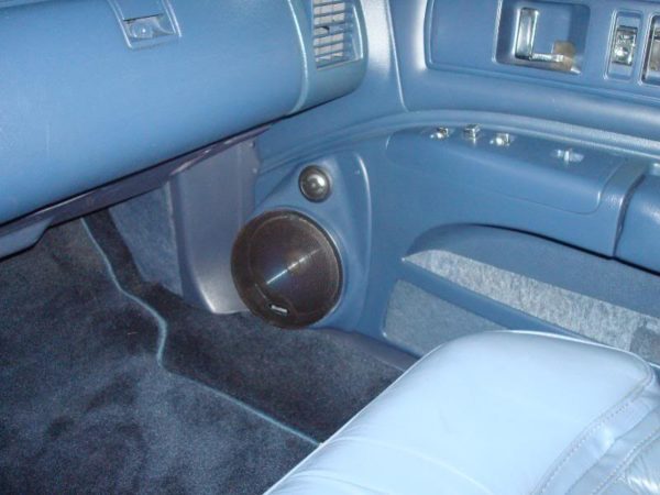 right ortho Speaker Upgrade for the Front Door of your 1992-1996 Chevrolet Caprice, Impala SS. Easy installation of a 6.5" Component Set for the most powerful car stereo possible.