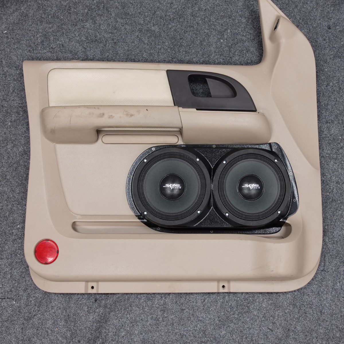 Custom Speaker Pods Dual 8" Speaker Pods for 2003-2006 Ford Expedition top center Speaker Upgrade for the Front Door of your 2003-2006 Ford Expedition. Easy installation of a Dual 8" Midrange for the most powerful car stereo possible.